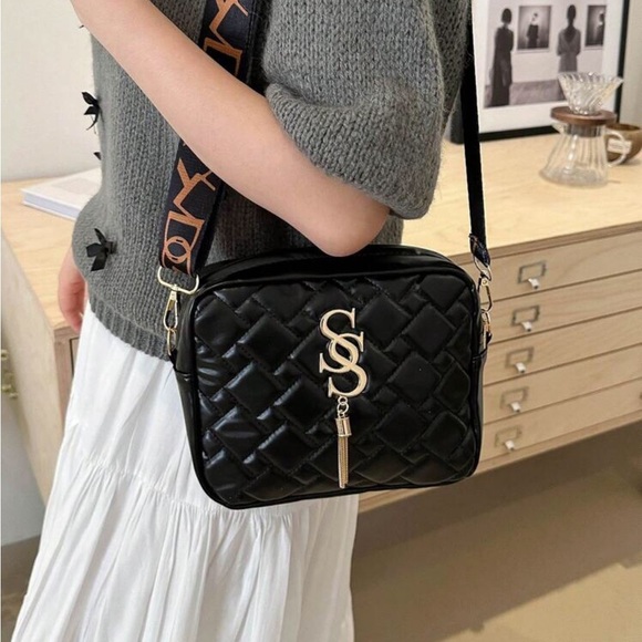 NWOT Elegant Small/Med Black Crossbody bag w/Tassel Removable/Adjustable Strap - Picture 6 of 7